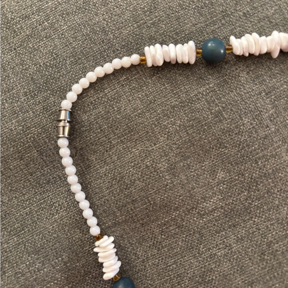 3/$10 or $5 NWOT Blue and Cream Beaded Necklace - Picture 3 of 3